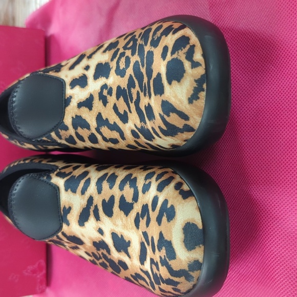 Alegria Eden Slipon In Leopard Print, Size 8-8.5, Like New - Picture 2 of 7
